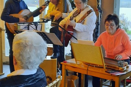 Weihnachtliche Musik mit Zither und Gitarren