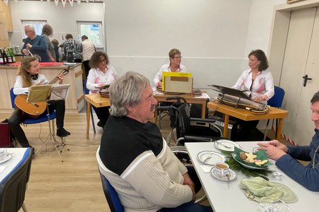 G&auml;ste beim Lauschen der Zitherkl&auml;nge