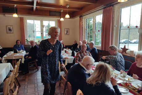 Weihnachtsfeier Bild zeigt die Anwesenden bei Kaffee und Kuchen
