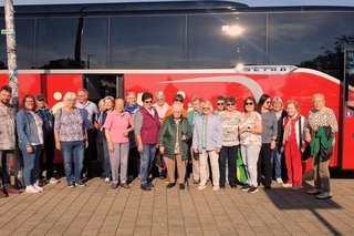 Alle Fahrgäste vor dem Reisebus