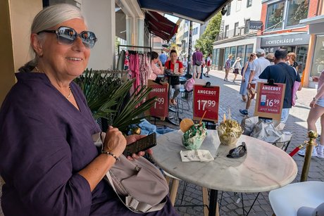 Kleine Abk&uuml;hlung beim Eis essen in Konstanz