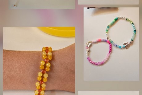 mehrere farbige Armb&auml;nder und Schl&uuml;sselanh&auml;nger