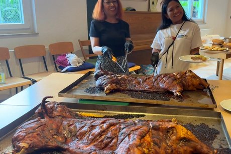 Wir sind nicht nur generationsübergreifend, sondern auch kulturell gemischt! Wir freuen uns, dass unsere philippinischen Helfer perfekt die Zer- und Verteilung der 2 "Baboy" bewerkstelligen und immer für gute Laune sorgen!