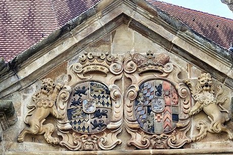 Wappen &uuml;ber dem Eingang von Schloss Weikersheim