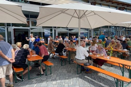 Zahlreiche Besucher wurden mit Speis und Trank versorgt