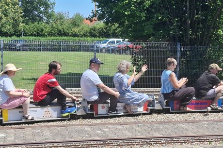 Bild zeigt fahrt auf mini Eisenbahn