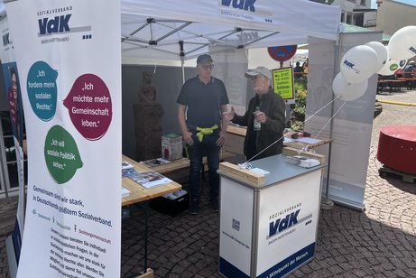 Zwei M&auml;nner im VDK Zelt