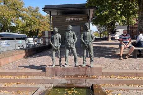 Drei Figuren urinieren