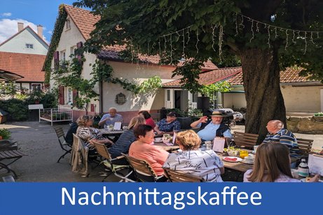 Bild zeigt Personen am Tisch Kaffee trinken