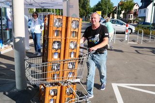 Raimer Gagesch mit seinen gespendeten Sprudelkisten.