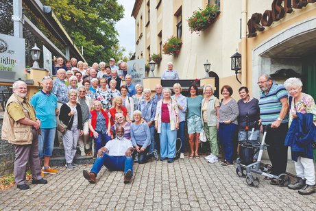 Bild zeigt die VdK Gruppe vor dem Hotel in Marienberg. Fahrer sitzt vor der Guppe auf dem Boden