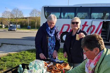 Pause auf dem Rastplatz Hegau, drei Frauen schmieren Butterbrezel .