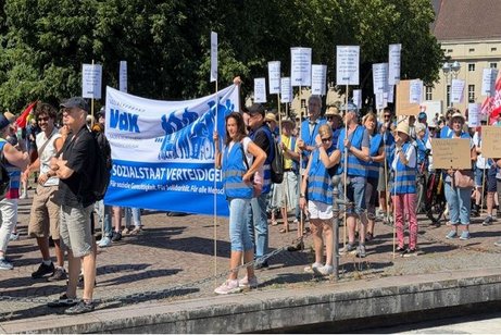 Menschen bei der VdK Demo in Stuttgart