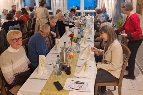 auf dem Bild sieht man VdK Mitglieder an gedeckten Tischen