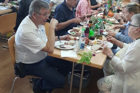 Mitglieder im Saal der Einwohner Gemeinschaft Hildboltsweier e.V beim Winzervesper