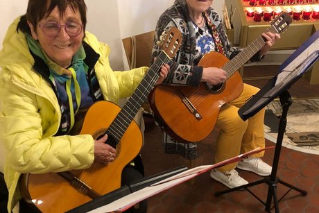 Anne und Gertrud begleiten die Marienlieder mit der Gitarre