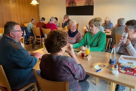 3 Spieltische mit Gästen