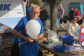 Harald Weickum bereitet den Luftballon vor.