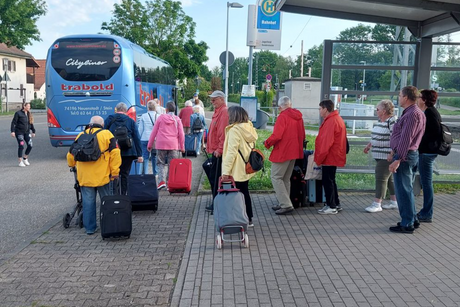 Leute laufen zum Bus