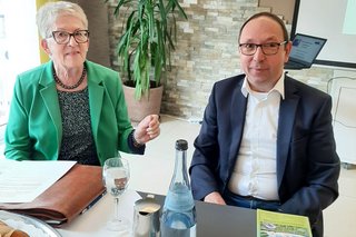 Anneliese Mrusek und Ortsvorsteher Gerhard Schulz