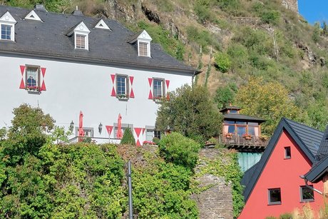 Kurz vor Abfahrt des Busses mit Blick auf die Burgruine