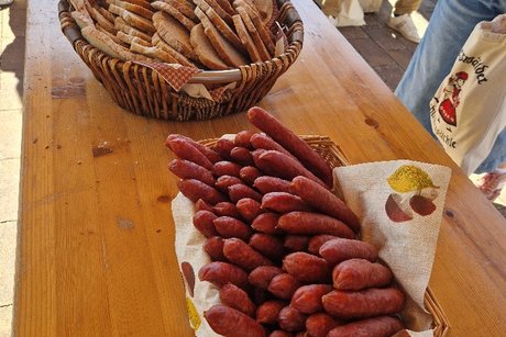 Das Foto zeigt Bauernbratw&uuml;rste und Brot