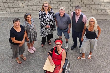 Die Vorstandschaft am 18.07.2026: Frauenbeauftragte Roswitha Philipp, Beisitzerin Erika Melch, Beisitzerin Marion Bei&szlig;ert, Kassierer Kosmas Kammermeier, Stellvertretender Vorsitzender R&uuml;diger Hasberg, Ortsvorsitzende Angela Gutmann, stehend von links, Schriftf&uuml;hrerin Karin Maier, sitzend, alle schauen nach oben zur Kamera