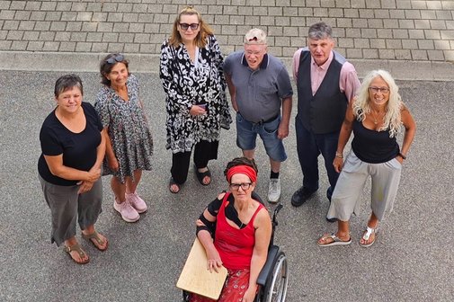Die Vorstandschaft am 18.07.2026: Frauenbeauftragte Roswitha Philipp, Beisitzerin Erika Melch, Beisitzerin Marion Bei&szlig;ert, Kassierer Kosmas Kammermeier, Stellvertretender Vorsitzender R&uuml;diger Hasberg, Ortsvorsitzende Angela Gutmann, stehend von links, Schriftf&uuml;hrerin Karin Maier, sitzend, alle schauen nach oben zur Kamera
