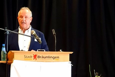 Kreisvorsitzender Kurt Metzger hinter dem Rednerpult