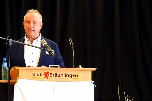 Kreisvorsitzender Kurt Metzger hinter dem Rednerpult