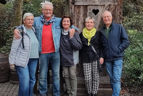 VdK-Besuchergruppe vor Holzt&uuml;r mit Herz