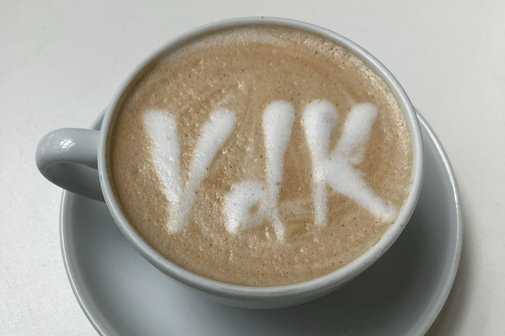 Das Bild zeigt eine Tasse Kaffee