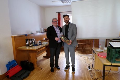 Roland Sauter bedankt sich bei Burak Celik für seine gute Arbeit Roland Sauter bedankt sich bei Burak Celik für seine gute Arbeit