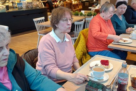 Bild zeigt Personen beim Kaffee trinken
