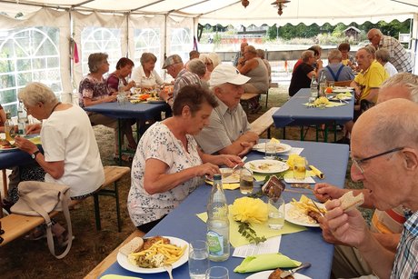 Gutes Essen im Veranstaltungszelt beim VdK Grillfest