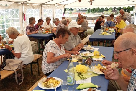 Gutes Essen im Veranstaltungszelt beim VdK Grillfest
