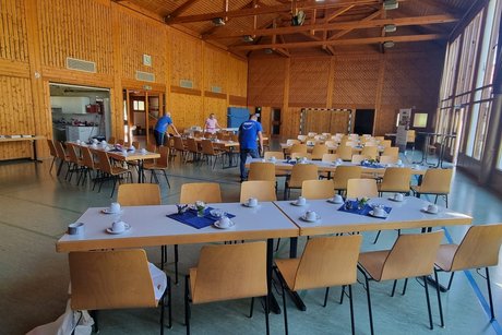 Festvorbereitungen Festvorbereitungen Tische mit Kaffeetasseneingedeckt
