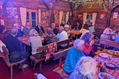 Erdinger Chalet, Gruppenfoto beim Essen