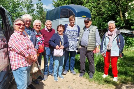Gruppenbild von sechs älteren Frauen und zwei älteren Herren, die lächelnd in Richtung Kamera blicken.