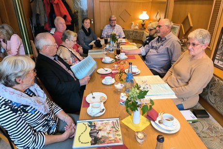 Besucher beim Kaffeeklatsch