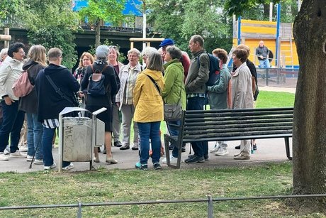 Eine Teil-Gruppe der Ausflugsgäste bei der Stadtführung Ulm