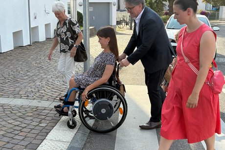 Auch die abgesengten Bürgersteige werden in Augenschein genommen und getestet.