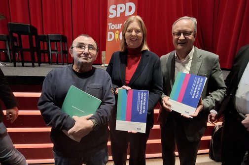 Roland Schlarb, B&auml;rbel Bas und Andreas Stoch stehen nebeneinander ( von li nach re)