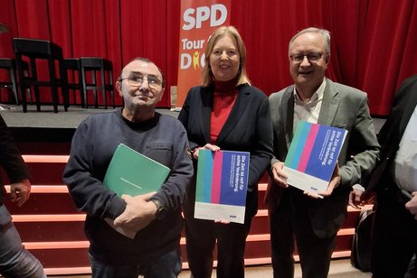 Roland Schlarb, B&auml;rbel Bas und Andreas Stoch stehen nebeneinander ( von li nach re)