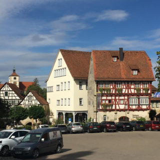 Vellberg mit Blick auf das Rathaus mit Rathausvorplatz