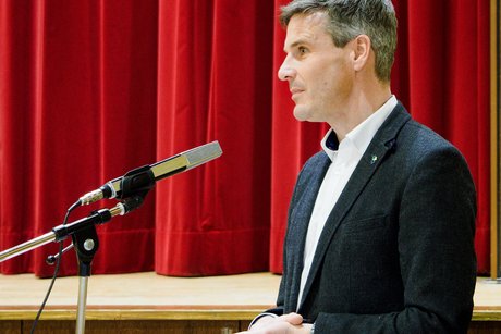 Oberbürgermeister Sebastian Schrempp begrüßt die Anwesenden