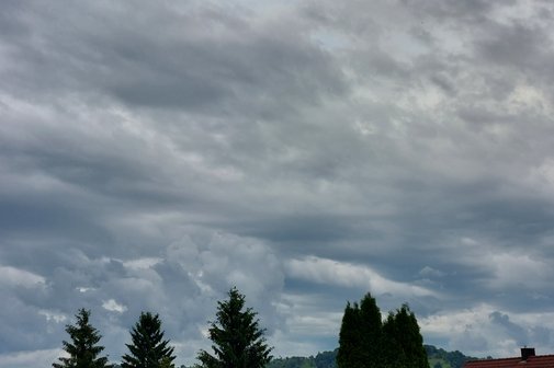 Alles grau in grau, so sehen die Wolken über uns aus!