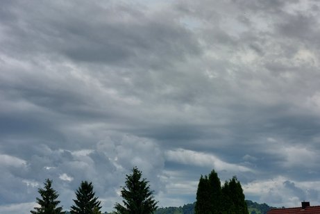 Alles grau in grau, so sehen die Wolken über uns aus!