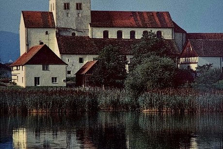 Die geschichtstr&auml;chtige St. Georgskirche vom Wasser aus.