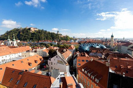 Dächerlandschaft von Graz mit Schlossberg und Kunstmuseum